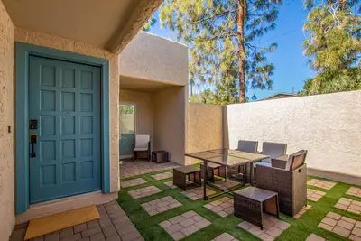 Image de New! Remodeled! Close to Asu campus and Sloan Park! 1 King 2 Queens