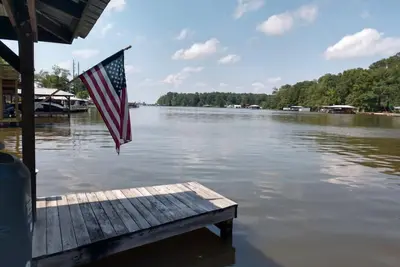 Image de Waterfront lot on Lake Blackshear. Great location! ! Large dock for gatherings!