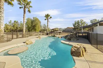 Image de Spacious Desert Getaway! 5br w/ Casita, Endless Yard/Patio, Ev, Pool, Game Room