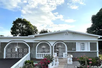 Image de An authentic stay in Ocho Rios! 10 mins from beach, attractions, and adventures.