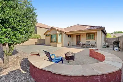 Image de Desert oasis with an enclosed yard, firepit, washer/dryer, and central Ac