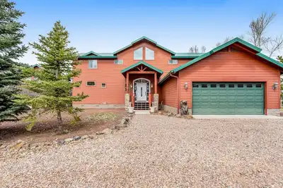 Image de Spacious lakefront home with deck  & W/D