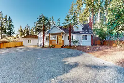 Image de Mid-century bungalow with fireplace, W\/D & Ping-Pong & yard with firepit