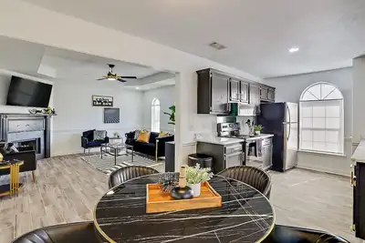 Image de Stay Local - Gameroom near Amphitheater and Baseball