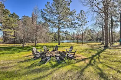 Image de 'Green Acres' Home w/ Fire Pit + Fishing Pond