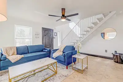 Image de Dog-friendly duplex with fenced yard, private outdoor living, Ac, & washer/dryer