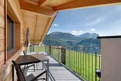 Image de Appartement de vacances 'Platiederhof Apt Tschöfas' avec vue sur les montagnes, terrasse et Wi-Fi.