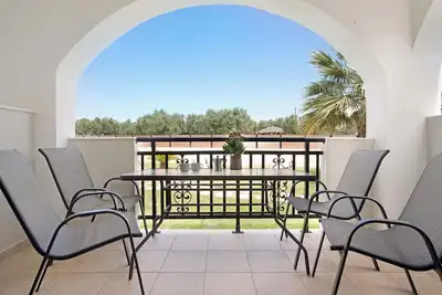 Image de Appartement de vacances \"Tropical Studio 2\" avec jardin partagé, climatisation et Wi-Fi.