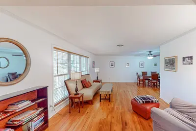 Image de Dog-friendly downtown home with pavilion, grill, enclosed yard, streaming, patio