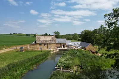 Image de 16th century converted mill in the Cotswolds with a hot tub -Little Barford Mill