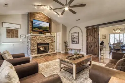 Image de Saddleback Retreat by Beyond Expectations: 4br Cabin w/ Hot Tub & Screened Porch