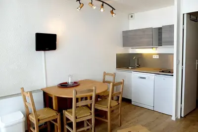 Image de Studio lumineux proche des pistes avec balcon et animaux admis