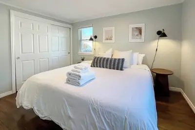 Image de King Bed | 4br | Garage Parking | Dog Friendly!