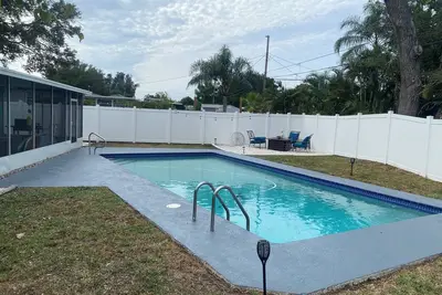 Image de 2/1 Pvt Pool home/ walk to Blue Jays stadium/ Dt Dunedin. Golf\nCart rental avail