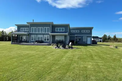 Image de Beautiful Home located right on the ocean, private beach and year round Hot Tub!