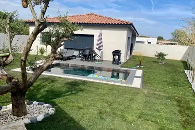 Image de beautiful modern villa with swimming pool near cap d'agde