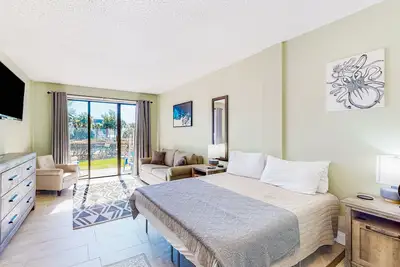 Image de Waterfront condo featuring a lovely patio with views, Ac, & pool access