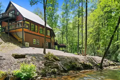 Image de ✨On The Creek! ✨ Luxury Creek Front Cabin - Private - Hot Tub- Pool Table - Wi-Fi