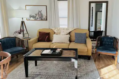 Image de Farmhouse - Centrally Located in Great Bend, Gas Firepit and Pet Friendly Yard