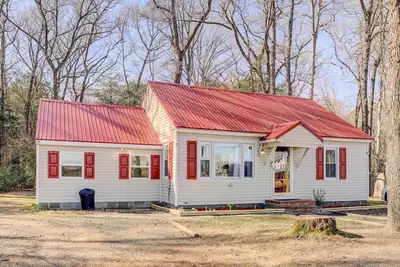 Image de Charming Laurel Home w/ Gazebo & Fireplace!