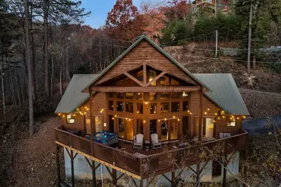Image de Secluded gated cabin with Hot Tub. Arcade Games. Resort Amenities. Mins to town!