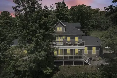 Image de Classy Estate with Views + Walk to the Neat Café (10 min to Calabogie! )