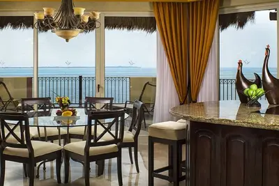 Image de Two Bedroom Oceanfront Penthouse Suite