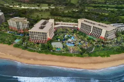Image de Great resort on the beach with large pool and magnificent views.