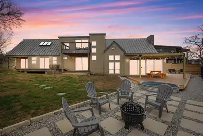 Image de Friends & Family Favorite! Views - Spacious - Clean