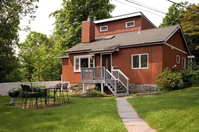 Image de Walk-to-Lake Cottage With Office for Quiet Days and Easy Work