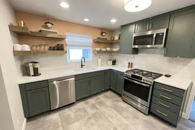 Image de Spacious home with large fenced backyard