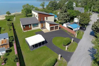 Image de Stunning luxury waterfront beach house 90 minutes from the Nations Capital.