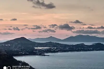 Image de Vue panoramique et féerique de jour de nuit sur Ko Samui et le golfe de Chaweng.