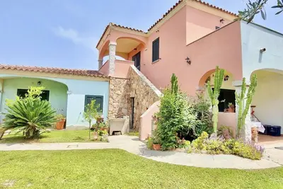 La Padula three-room first-floor apartment with furnished balcony in San Teodoro