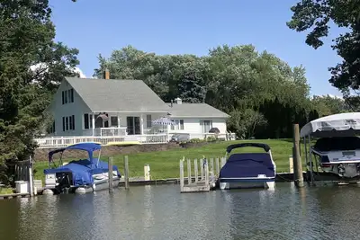 Image de Channelside Cottage! Amazing views of Muskegon Lake & 10 mts from Lake Michigan!