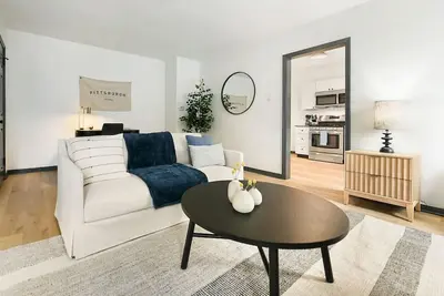 Image de King Bed, 2 Desks, Fast WiFi, Lively Lawrenceville