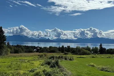 Image de 2 bed with amazing views of bay & glacier, hot tub, private deck & fish storage