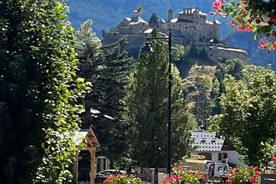 Image de Chalet au pied du château, au centre du queyras