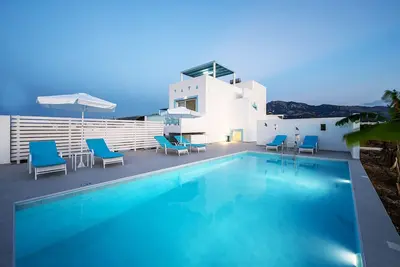 Image de Xenos Villa 7 avec piscine privée près de la mer