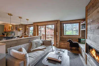 Image de Duplex rénové au cœur de Megève, 3 chambres, cheminée, terrasse, équipements modernes.