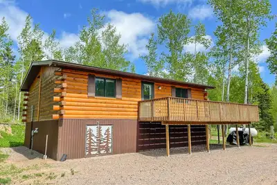 Image de Get cozy in this quaint, cozy cottage in the woods!