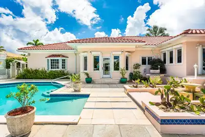 Image de Private Luxury Waterfront Villa with Pool