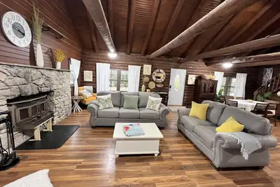 Image de Peaceful cabin on 10 acres w/ pond - close to Prairie Creek Reservoir