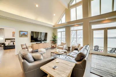 Image de Spacious Lakefront Kentucky Home Rental!