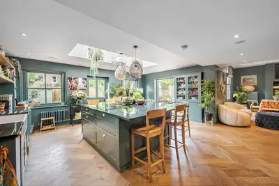 Image de Stunning, large, 5br family home close to northern line tube and Tooting Common.