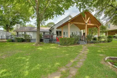 Image de Stunning Lakefront Home: Hot Tub & Game Room!