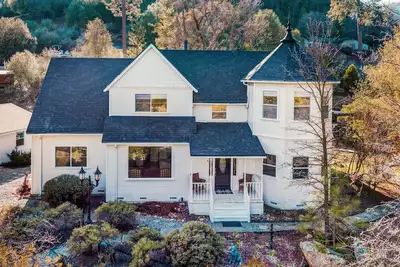 Image de Yosemite Country House sleeps 20 w/ hot tub, firepit, bonus studio!