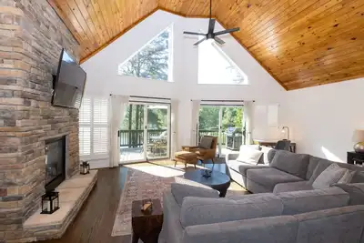 Image de Serene Private Lake Oconee Home - Modern Amenities