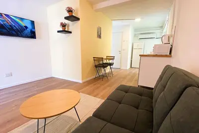 Levinsky Market-View 1br Getaway With Balcony
