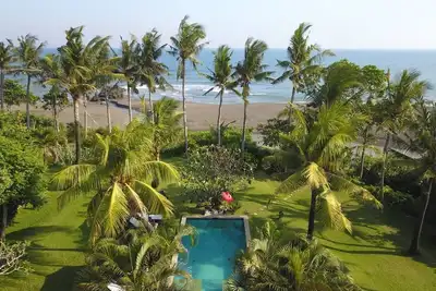 Image de Beach front villa w/3bedr, large garden 2000m2, sea view in Seseh, Canggu
